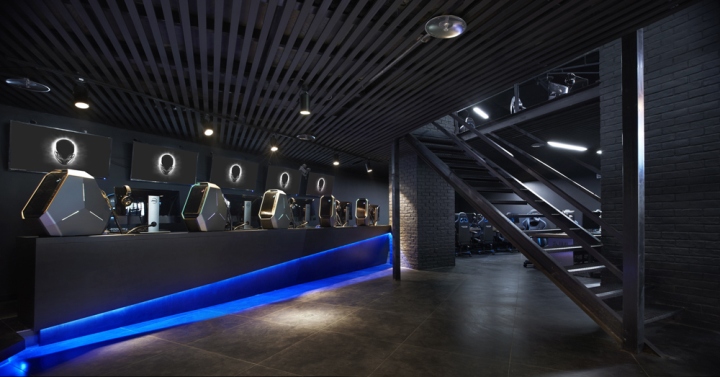 Ярко-синяя подсветка в дизайне интернет кафе