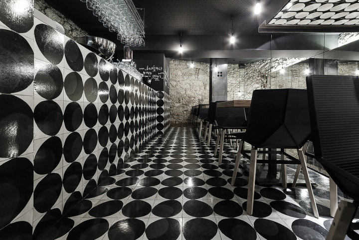 Чёрно-белая плитка в дизайне интерьера бара
