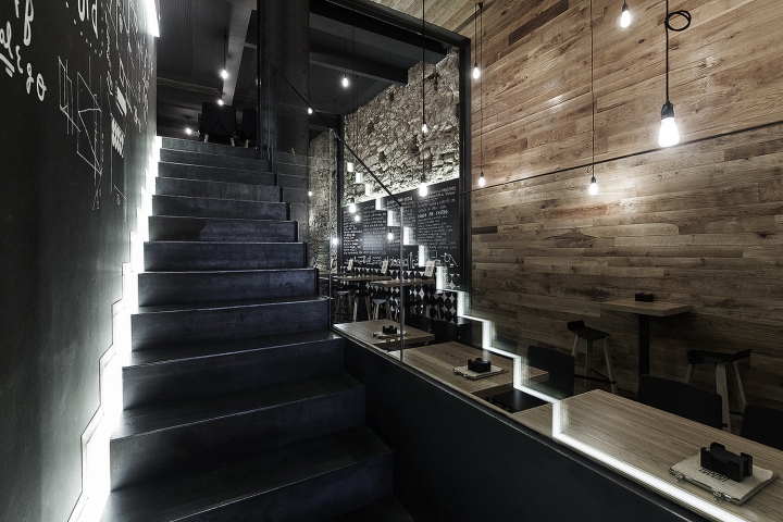 Чёрная лестница в дизайне интерьера бара