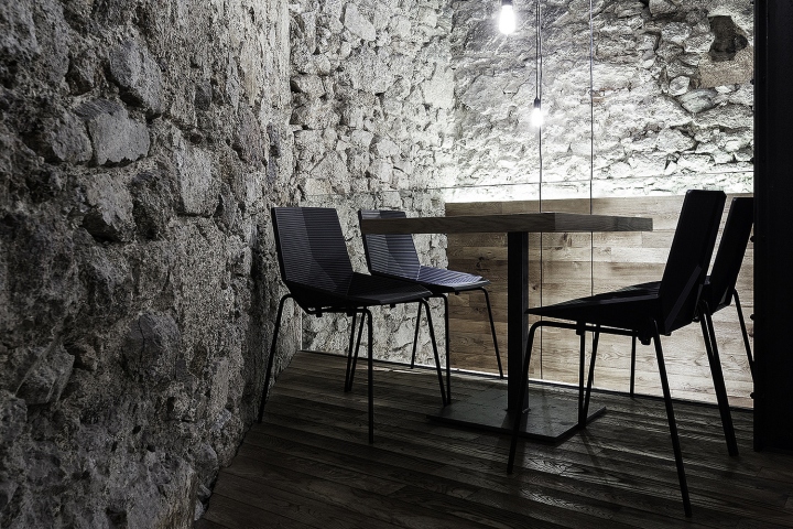 Дизайнерские чёрные стулья в интерьере бара