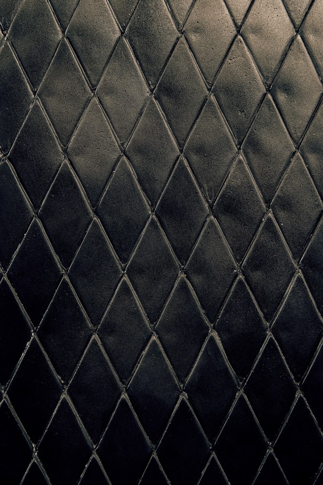 Чёрная плитка на стенах в интерьере бара - Фото 3