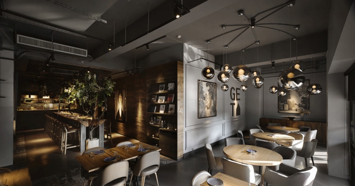 Светлые деревянные столики в дизайне интерьера бара-ресторана