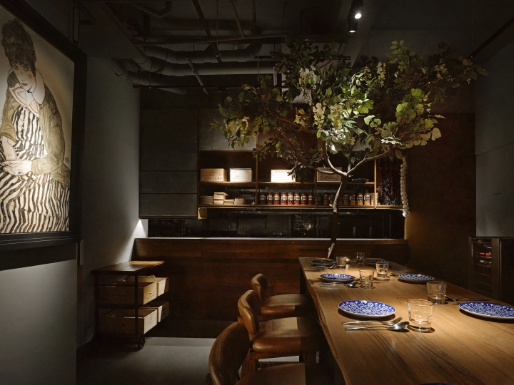 Массивный деревянный стол в дизайне интерьера бара-ресторана