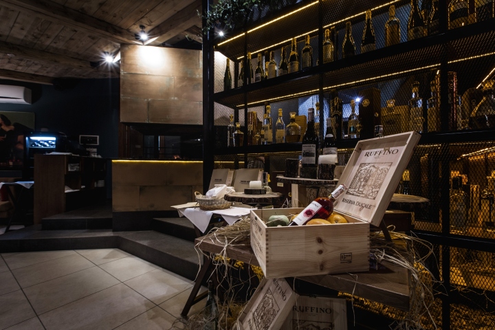 Деревянные ящики с вином в дизайне интерьера гриль-бара