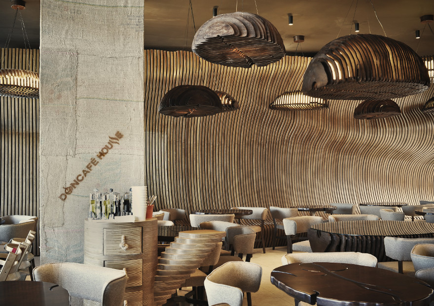 Интерьер кафе в стиле модерн: деревянные пластины стен
