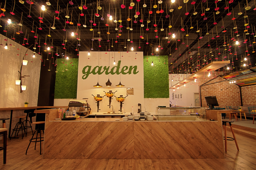 Дизайн интерьера кофейни Garden Coffee Lounge в Македонии. Барная стойка