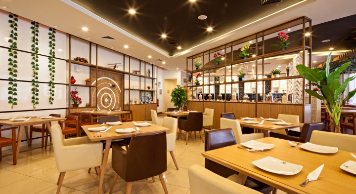 Светлые деревянные столики в дизайне интерьера ресторана