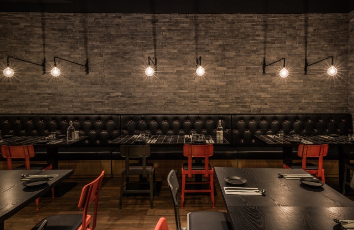 Чёрные кожаные диваны в дизайне интерьера ресторана