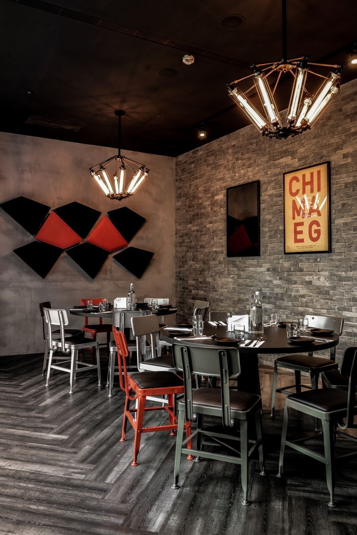 Чёрно-красный декор на стене в дизайне интерьера ресторана