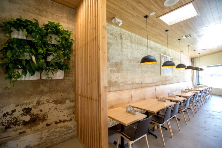 Деревянные перегородки в дизайне интерьера ресторана