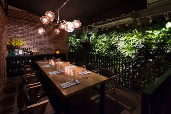 Множество зелёных растений в дизайне интерьера ресторана