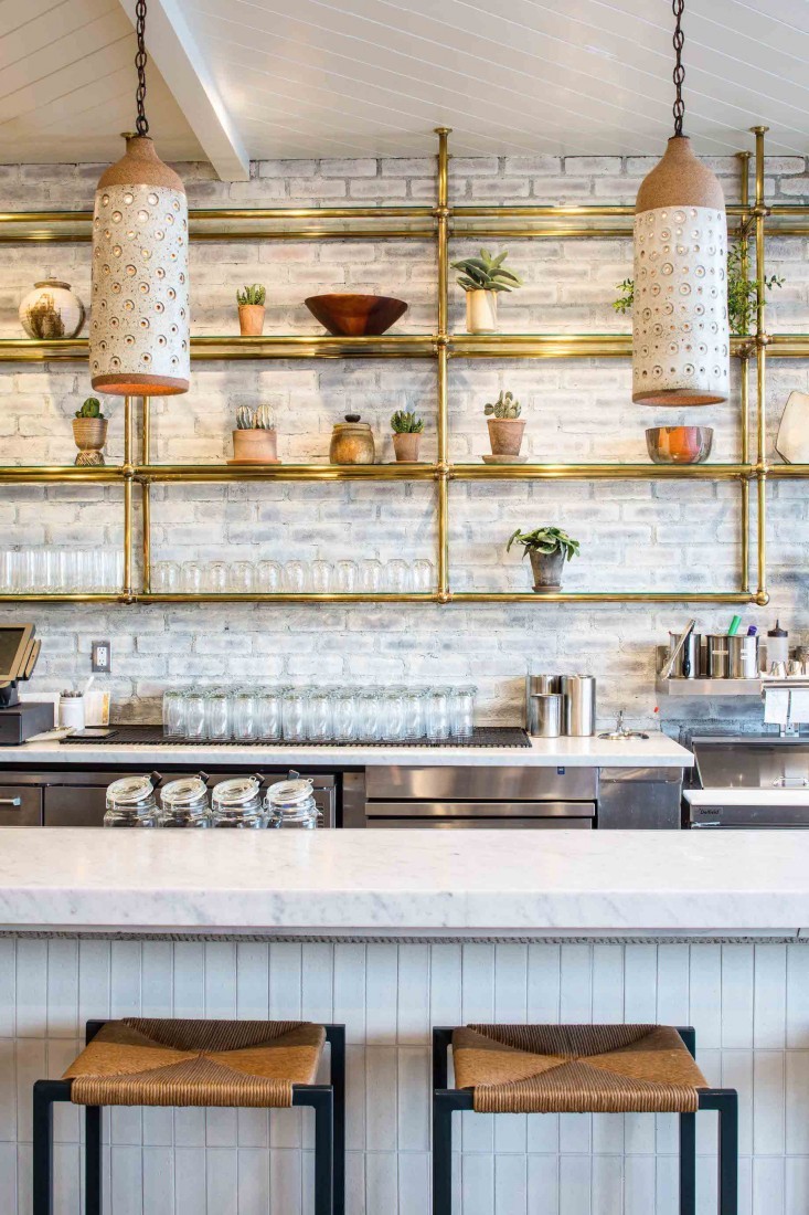 Белая мраморная столешница на барной стойке в дизайне кафе