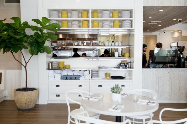 Белый открытый стеллаж в дизайне кафе