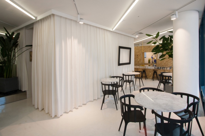 Белая ткань на стенах в дизайне кафе-кондитерской