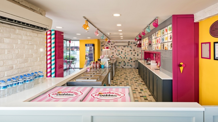 Отделка стен и пола плиткой в дизайне кафе мороженого