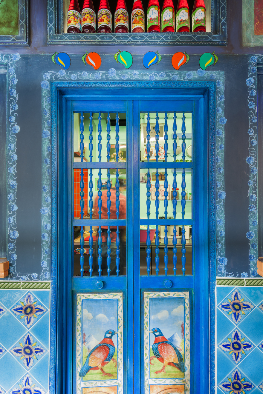 Входная дверь в голубых тонах с необычными узорами