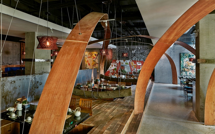 Внутренняя отделка ресторана деревом и бетоном