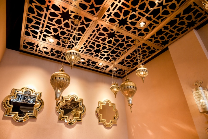 Оригинальный золотой декор на потолке в дизайне китайского ресторана