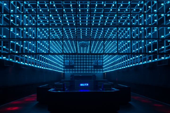 Интерактивные световые панели в интерьере клуба