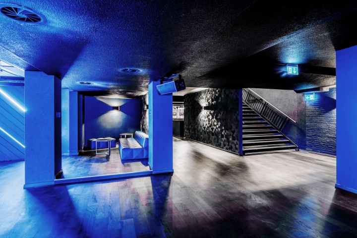 Синие стены в дизайне ночного клуба