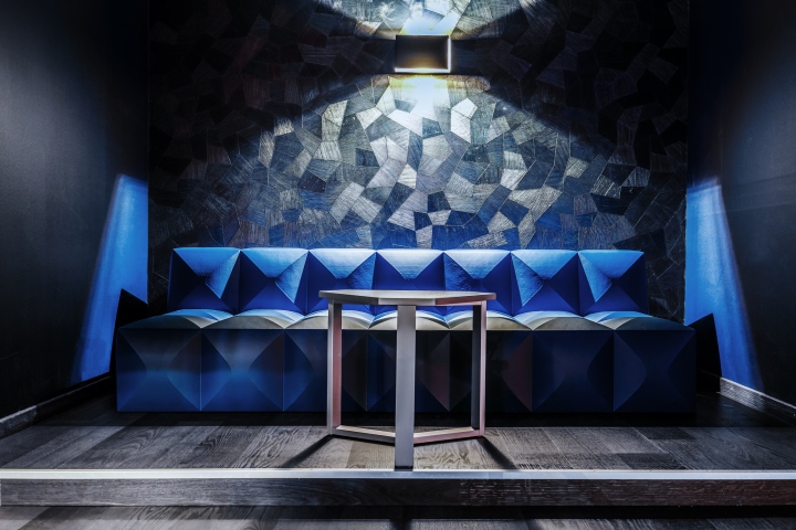 Оригинальный синий диван в дизайне ночного клуба