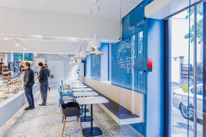 Ярко-голубая стена в дизайне помещений кафе