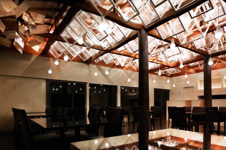 Затейливые конструкции в дизайне потолка ресторана в Китае - свет на потолке