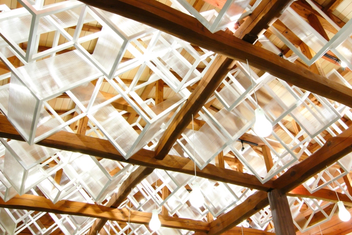 Затейливые конструкции в дизайне потолка ресторана в Китае - потолок вблизи