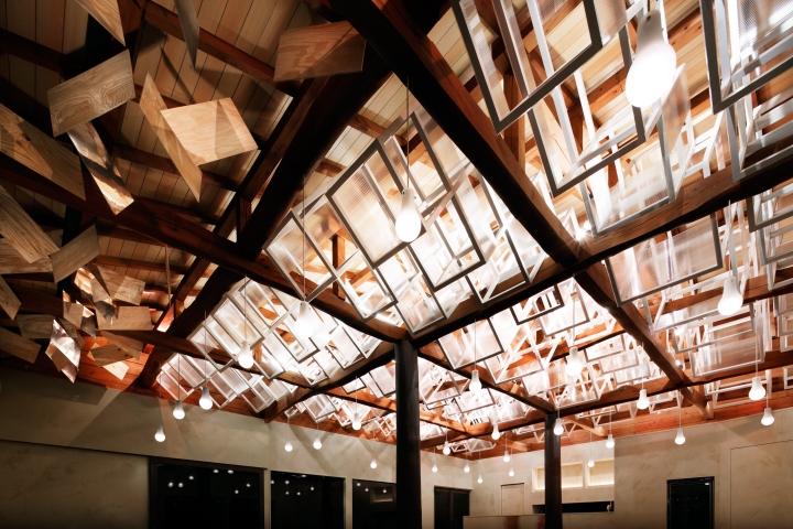 Затейливые конструкции в дизайне потолка ресторана в Китае - использование дерева на потолке