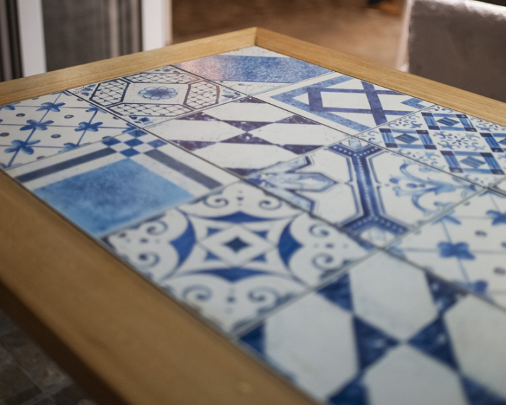 Бело-голубая плитка в дизайн проекте бара