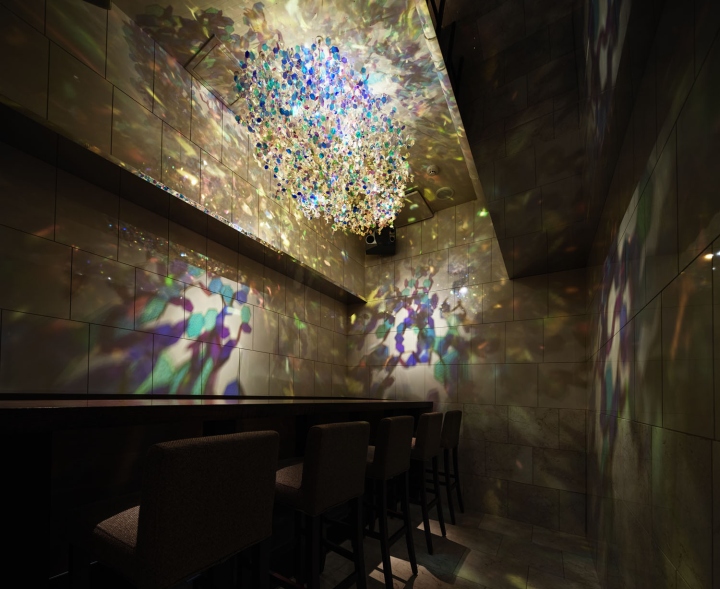 Необычный светящийся декор потолка в дизайн проекте бара - Фото 8