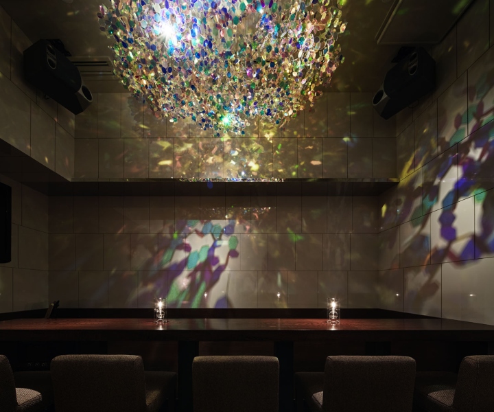 Необычный светящийся декор потолка в дизайн проекте бара - Фото 9