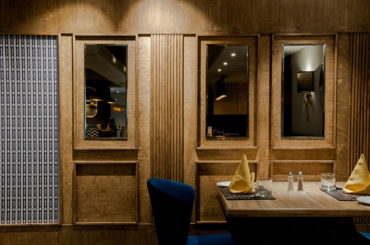Зеркала на стене в дизайн-проекте ресторана