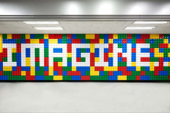 Оформление в виде разноцветных кубиков надписи IMAGINE на стене центра