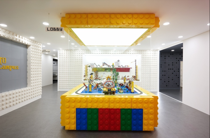 Дизайн потолочного светильника, оформленного кубиками Лего