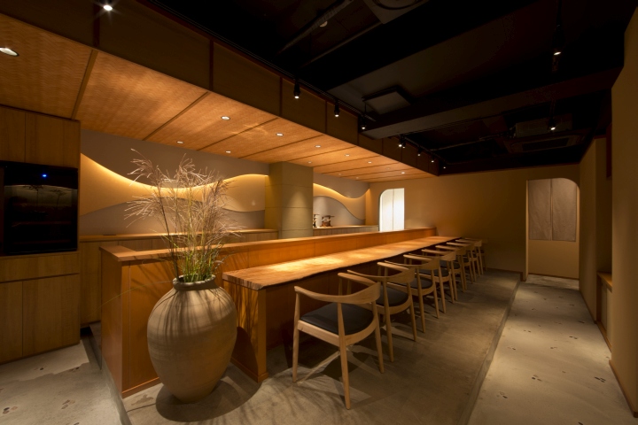 Красивый дизайн интерьера ресторана Oryouri Horikawa в Японии