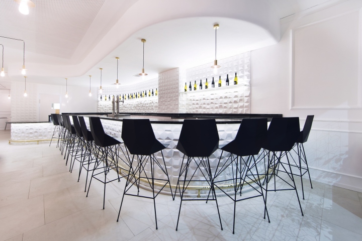 Чёрные барные стулья в дизайне ресторана