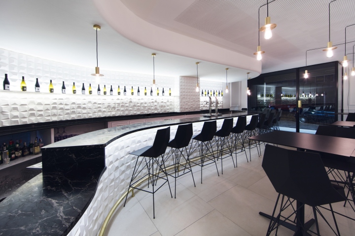 Белая плитка на полу в дизайне ресторана