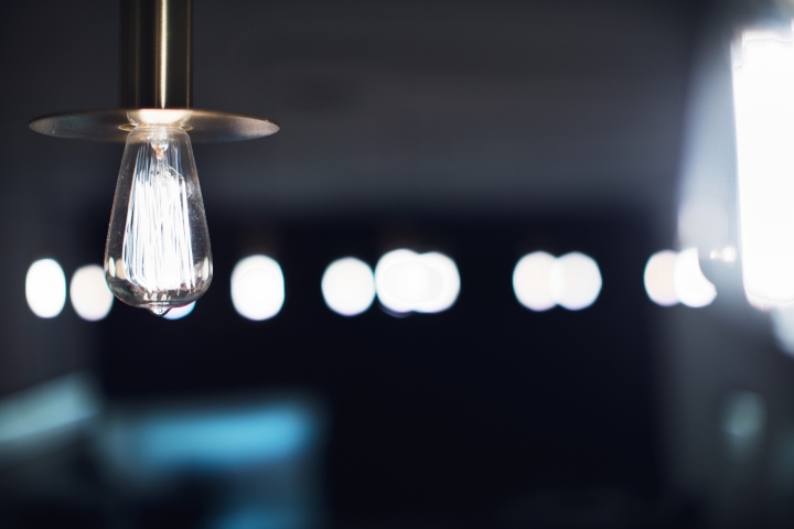 Оригинальный светильник без абажура в дизайне ресторана