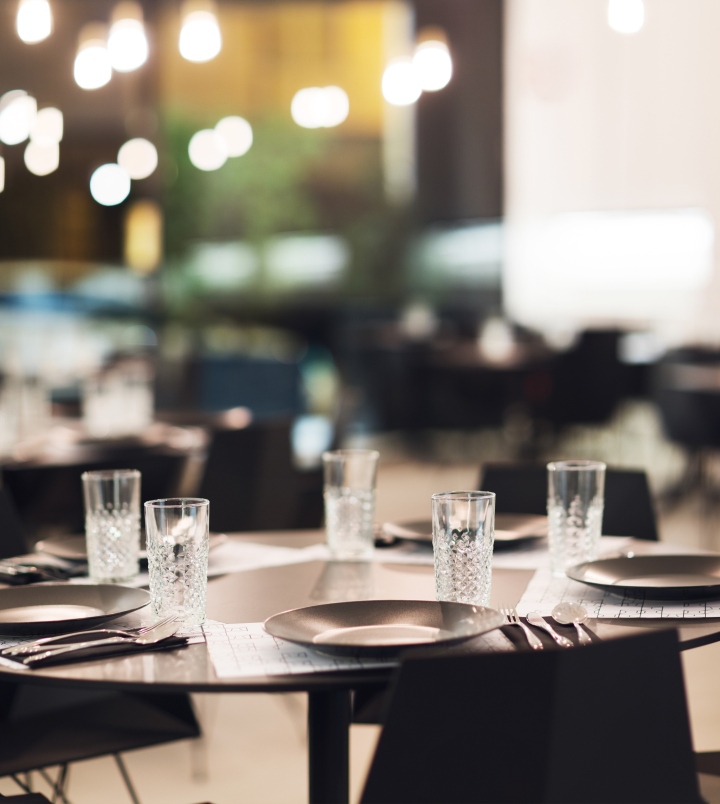 Чёрные тарелки на столах в дизайне ресторана