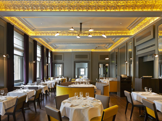 Потолок в классическом стиле в дизайне ресторана