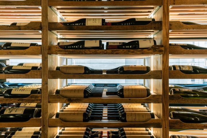 Деревянные винные стеллажи в дизайне ресторана - Фото 1