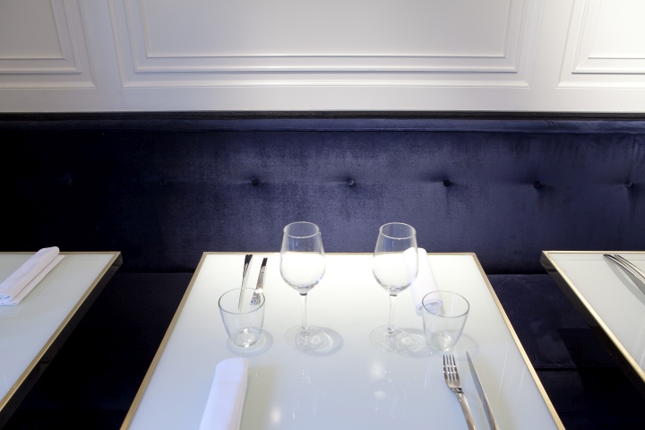 Белые столики в дизайне ресторана