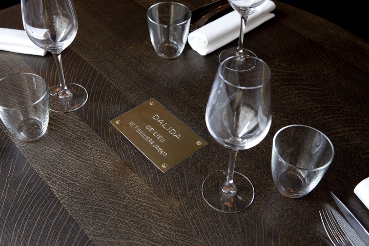 Тёмные деревянные столы в дизайне ресторана