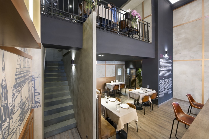 Бетонная лестница в дизайне ресторана