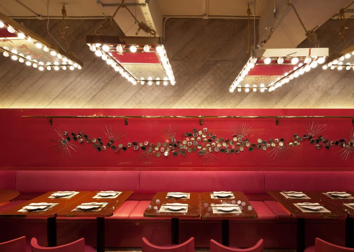Красные столики в дизайне ресторана