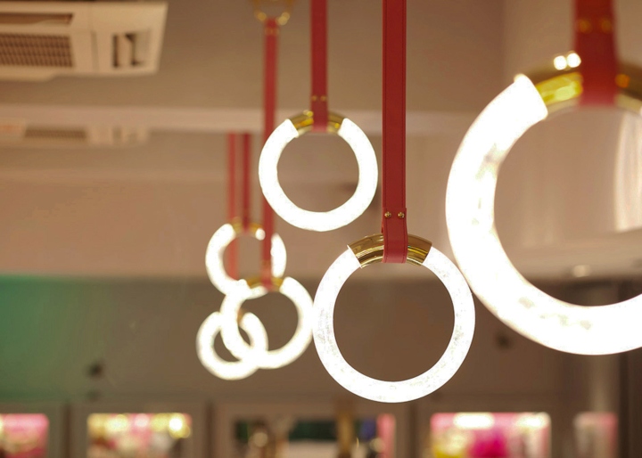 Необычные кольцеобразные светильники в дизайне ресторана