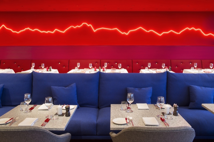 Ярко-красная стена с подсветкой в дизайне ресторана
