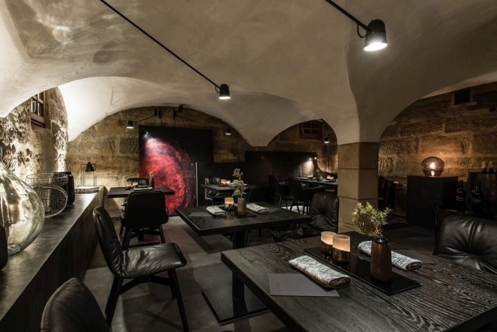 Чёрные деревянные столы в дизайне ресторана