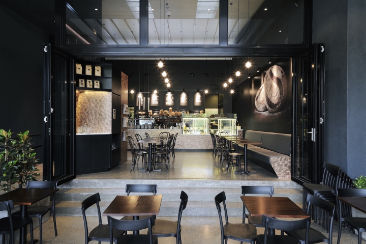 Тёмно-серые стены в дизайне современного кафе